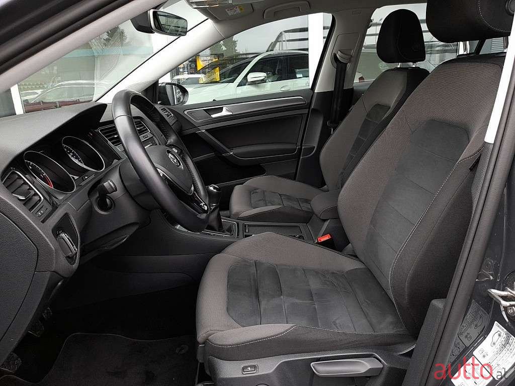 2019' Volkswagen Golf photo #4