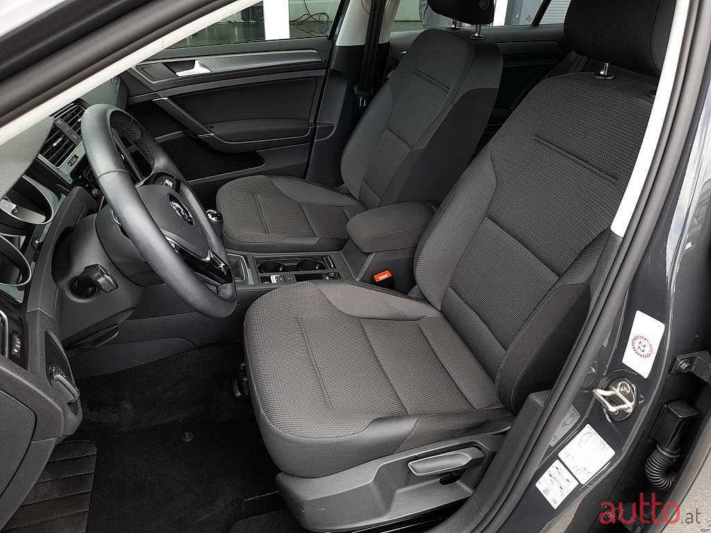 2019' Volkswagen Golf photo #5