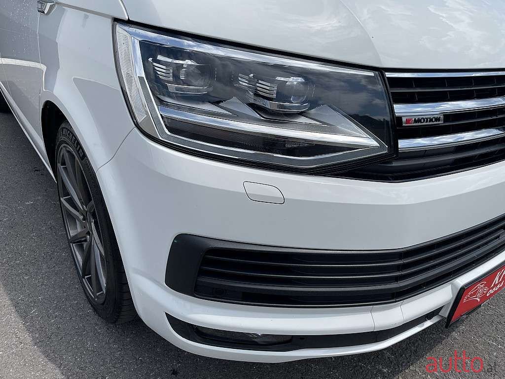 2017' Volkswagen Caravelle photo #2