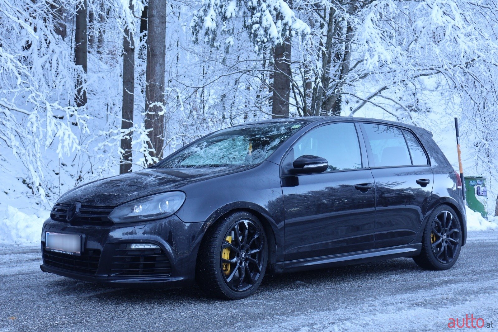 2010' Volkswagen Golf R photo #1