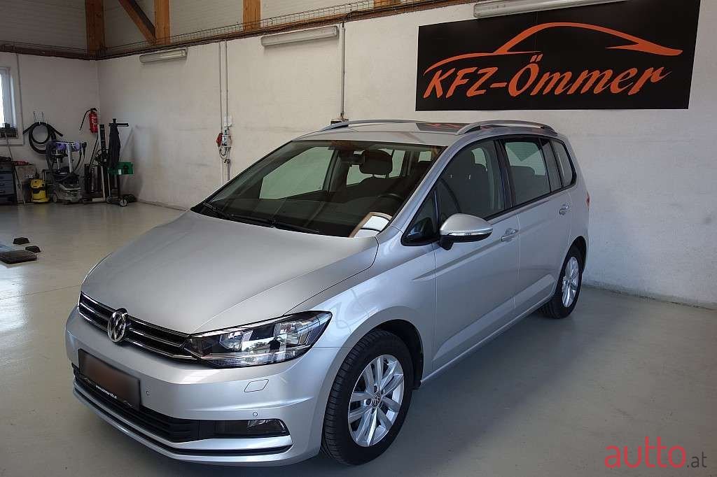 2019' Volkswagen Touran photo #1