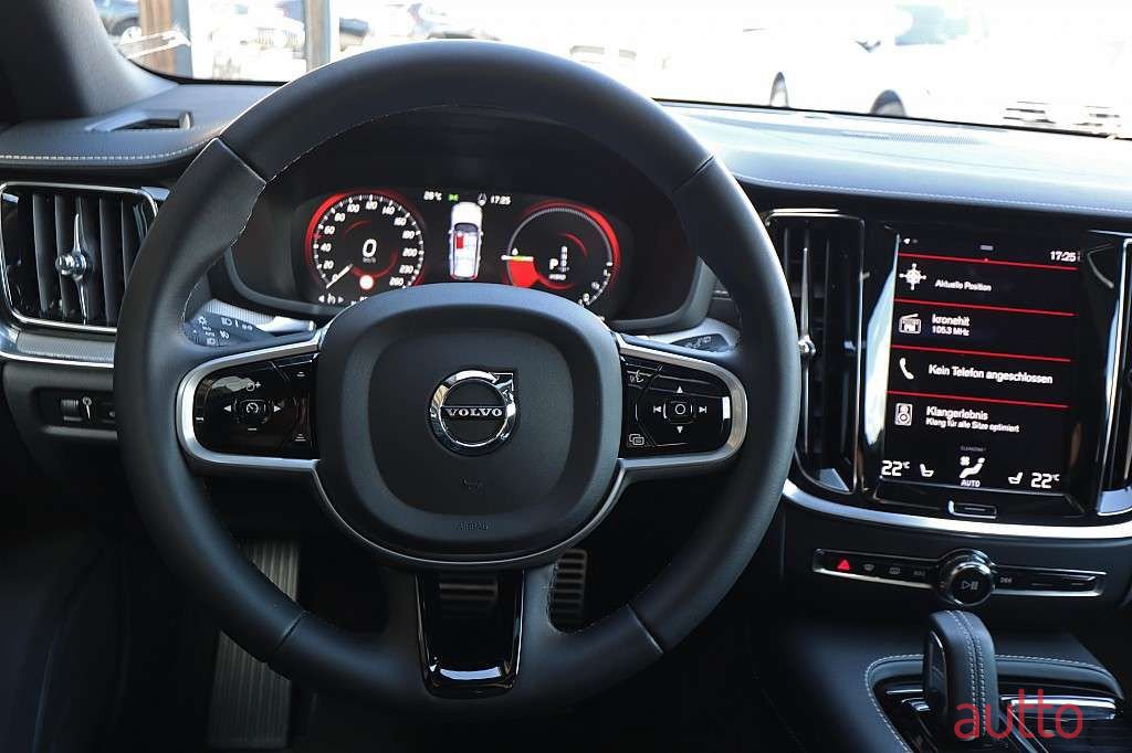2021' Volvo V60 photo #6