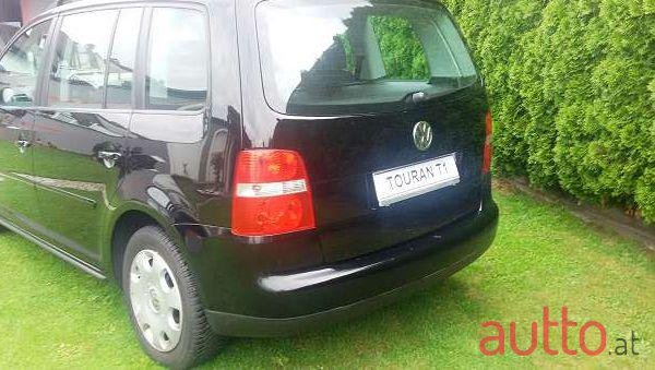 2005' Volkswagen Touran photo #2