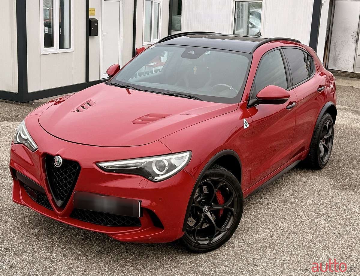 2018' Alfa Romeo Stelvio photo #1