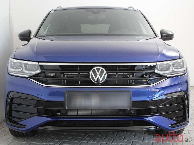 2023' Volkswagen Tiguan photo #3