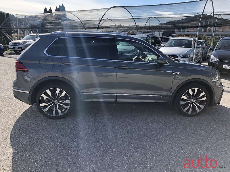 2019' Volkswagen Tiguan photo #5