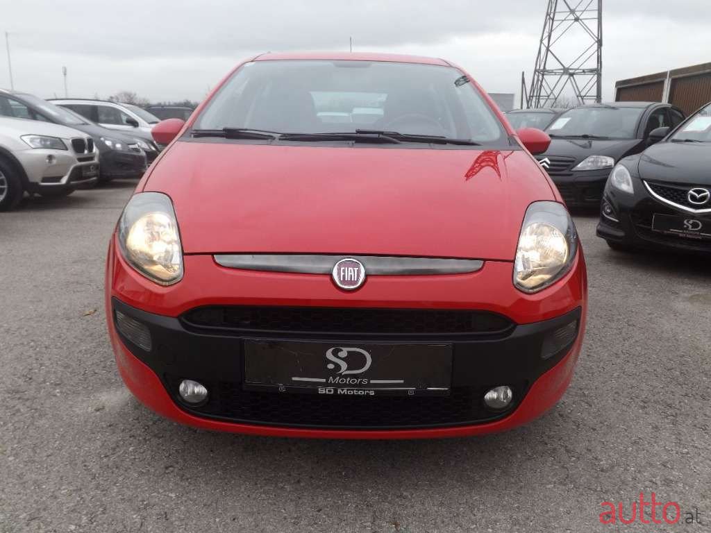 2011' Fiat Punto photo #2