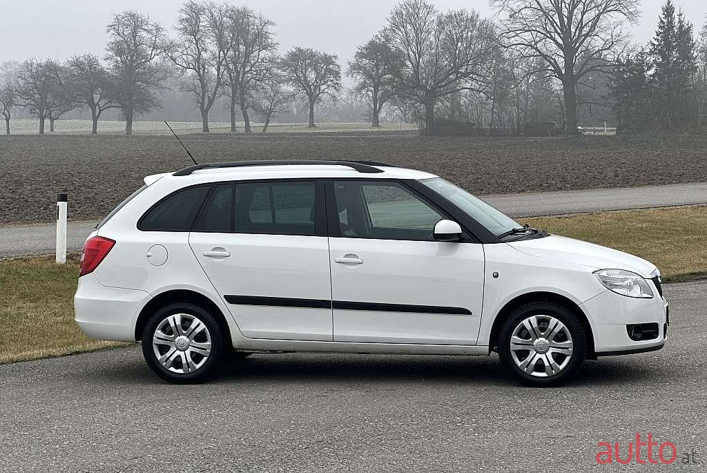 2009' Skoda Fabia photo #6