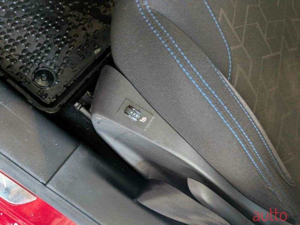 2018' Peugeot 2008 photo #6