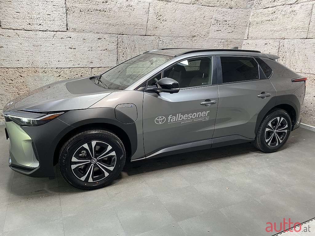 2023' Toyota bZ4X photo #2