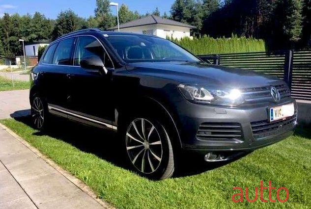 2012' Volkswagen Touareg photo #1