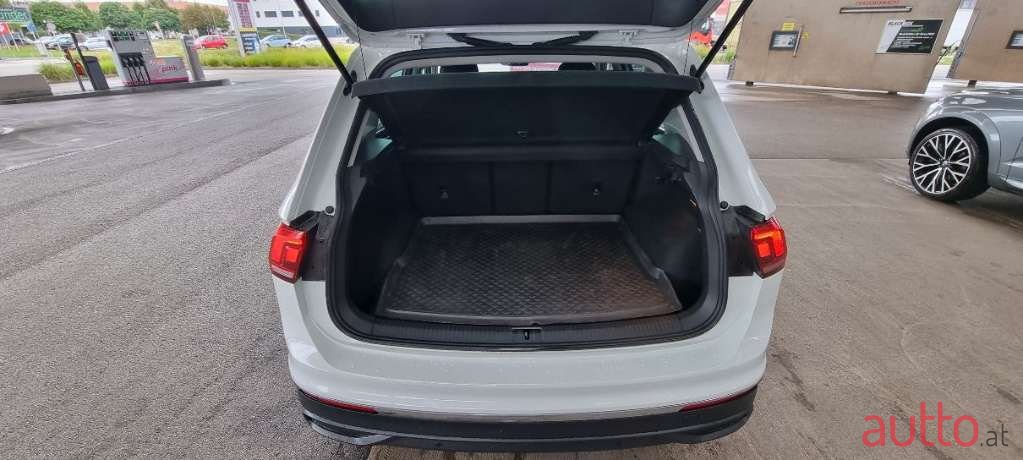 2021' Volkswagen Tiguan photo #4