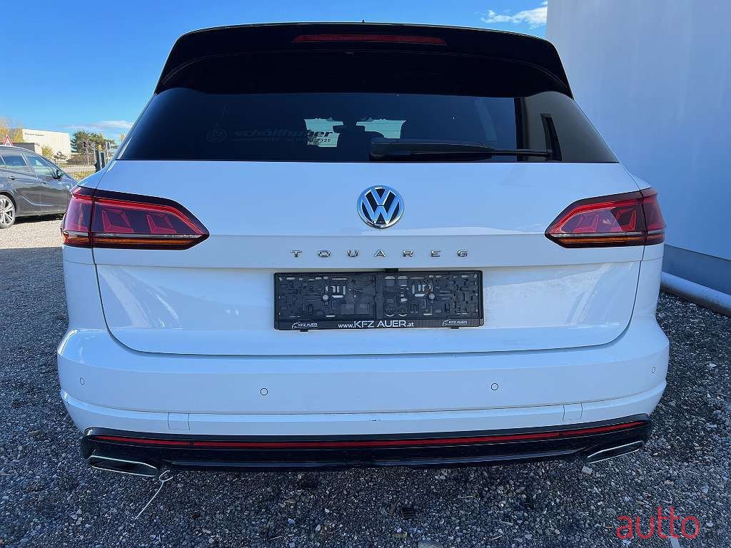 2018' Volkswagen Touareg photo #5