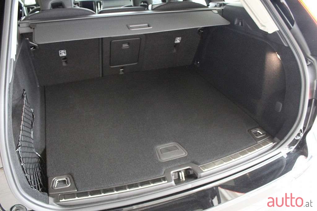 2022' Volvo XC60 photo #4