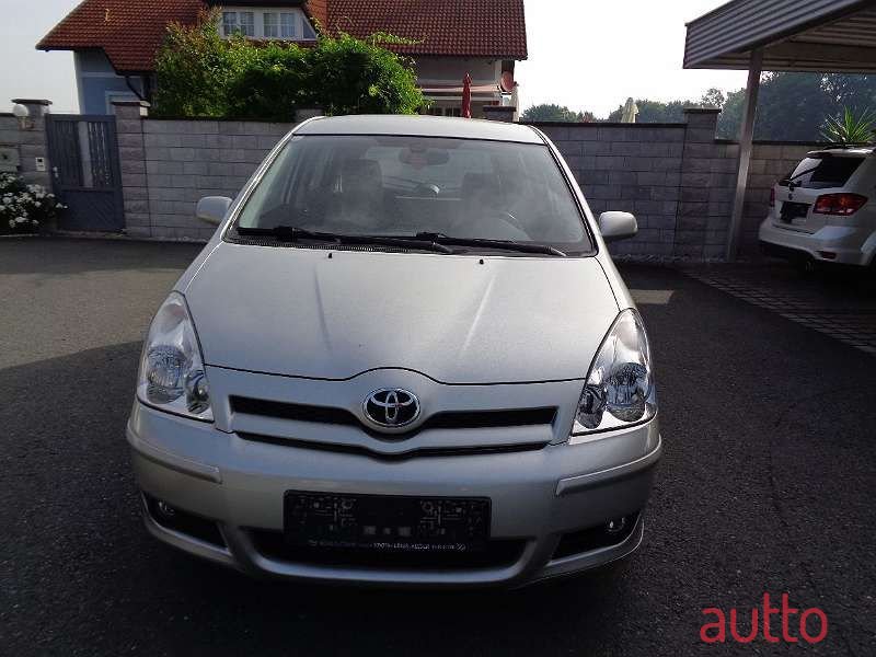 2004' Toyota photo #2
