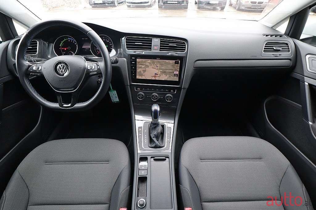 2019' Volkswagen Golf photo #5