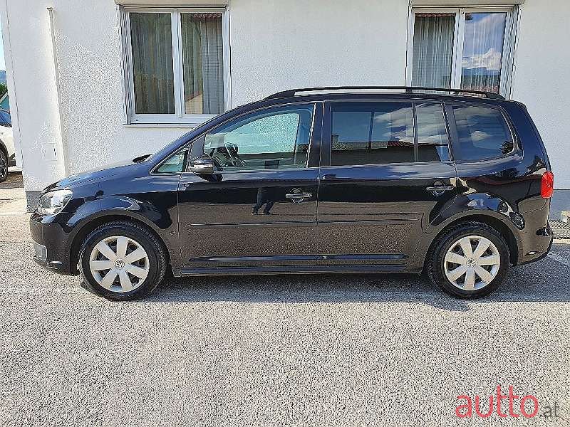 2011' Volkswagen Touran photo #2