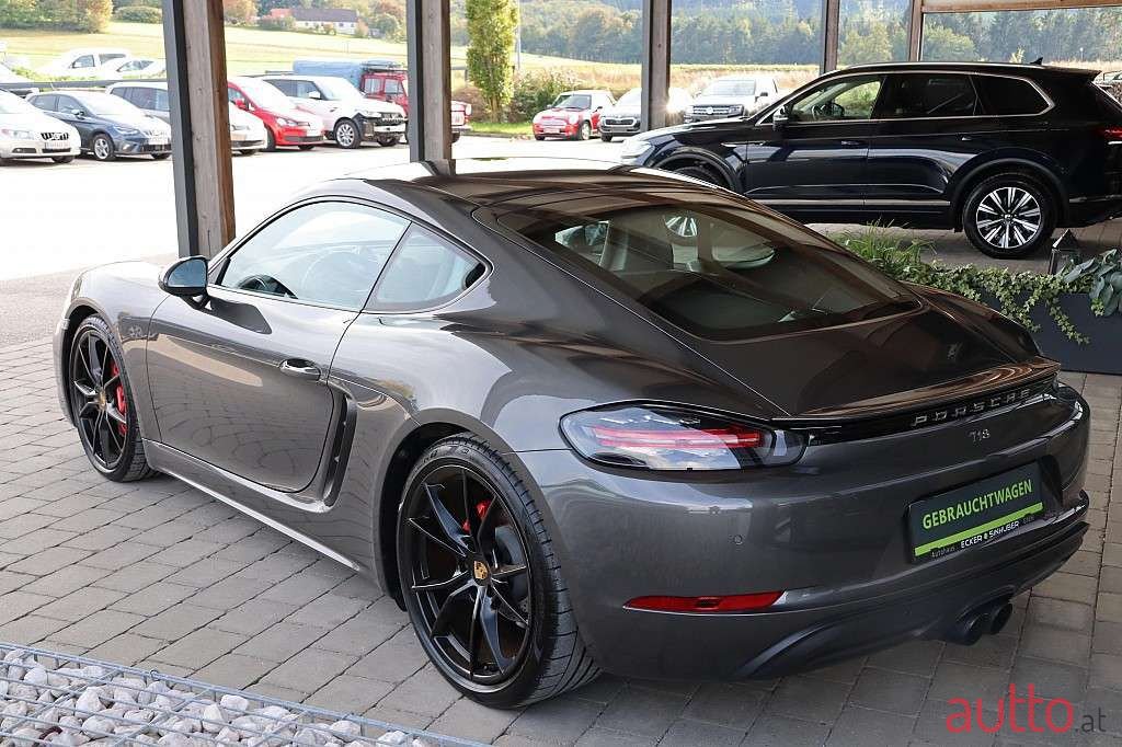 2018' Porsche Cayman photo #2