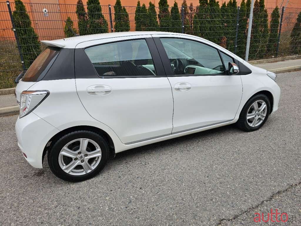 2013' Toyota Yaris photo #2