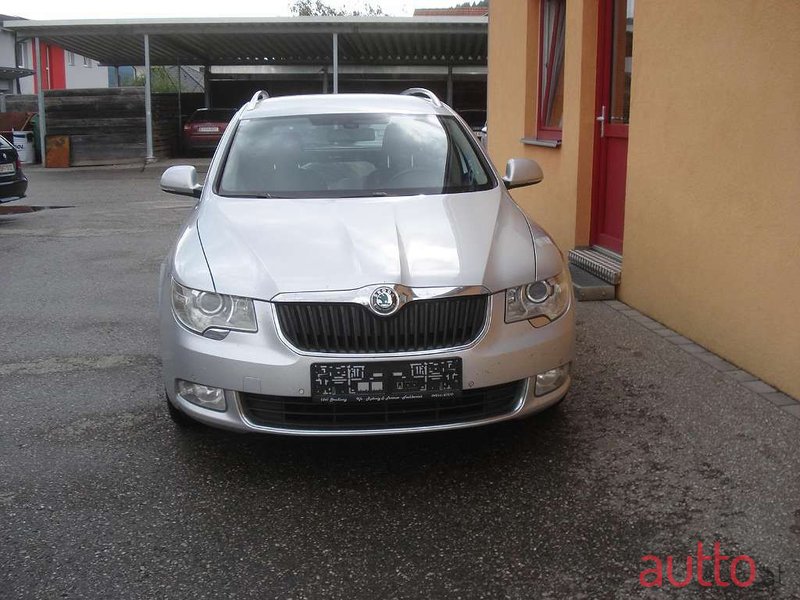 2011' Skoda Superb photo #1