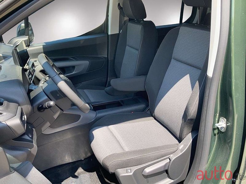 2024' Toyota ProAce City Verso photo #6