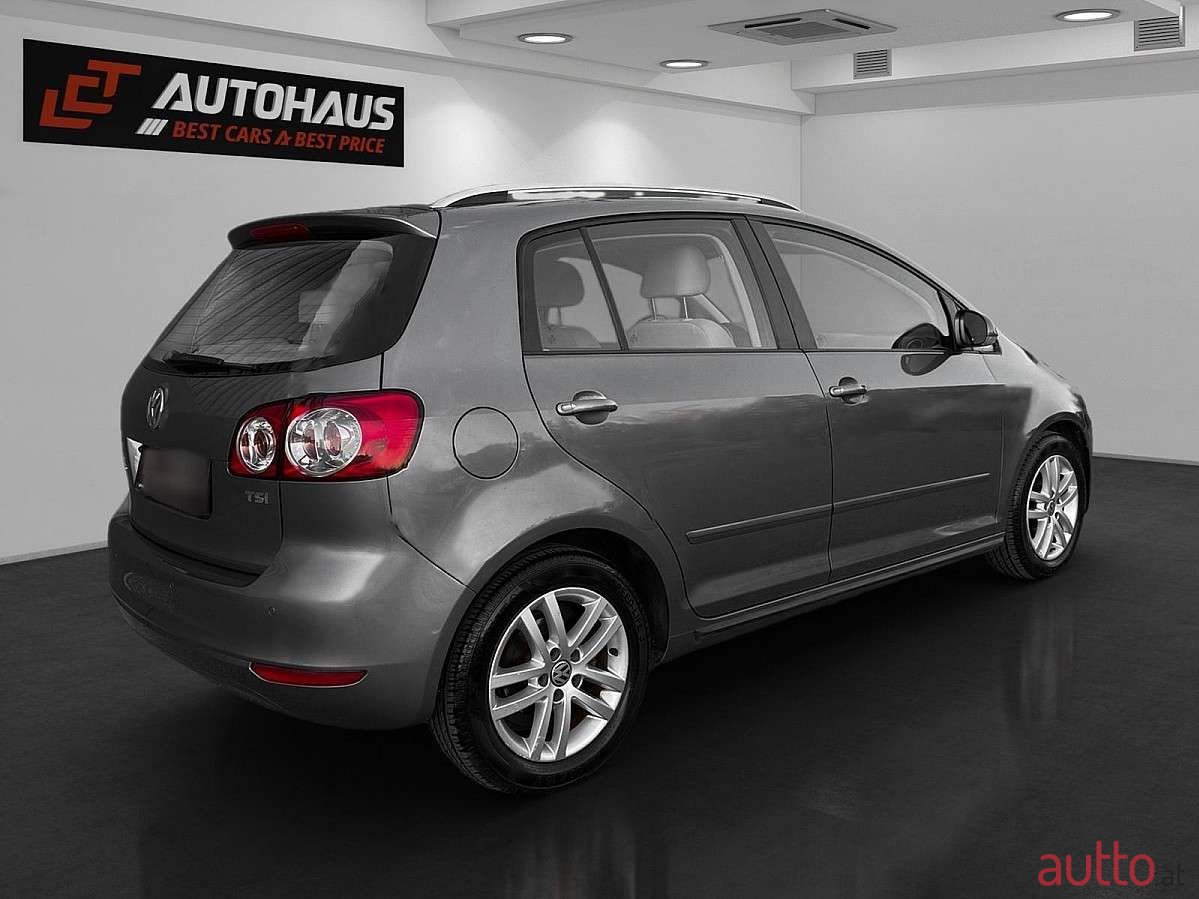 2011' Volkswagen Golf photo #6