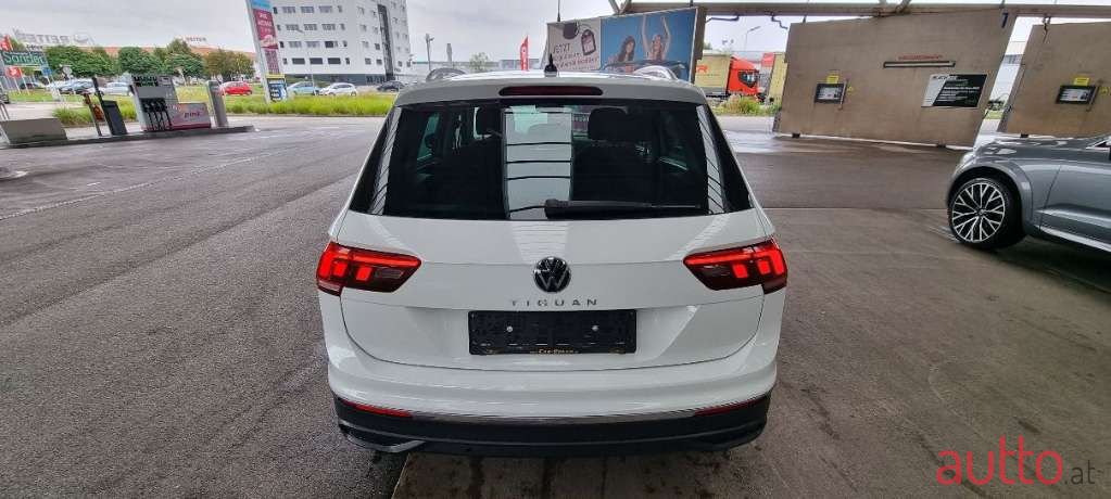 2021' Volkswagen Tiguan photo #3