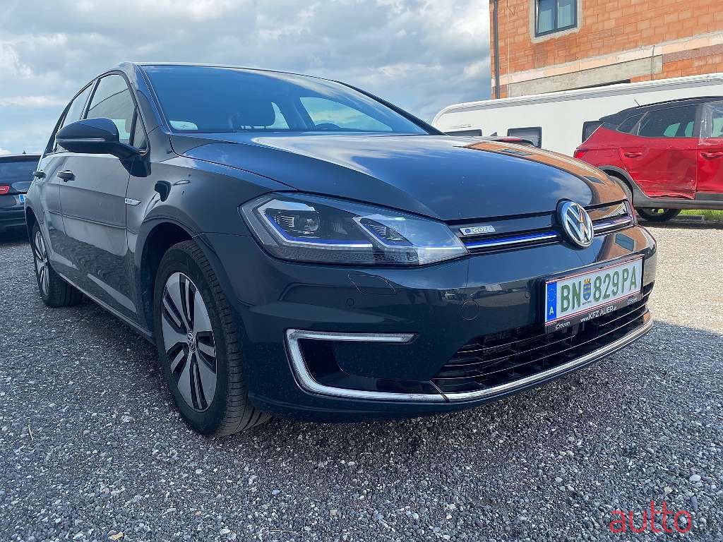 2017' Volkswagen Golf photo #2