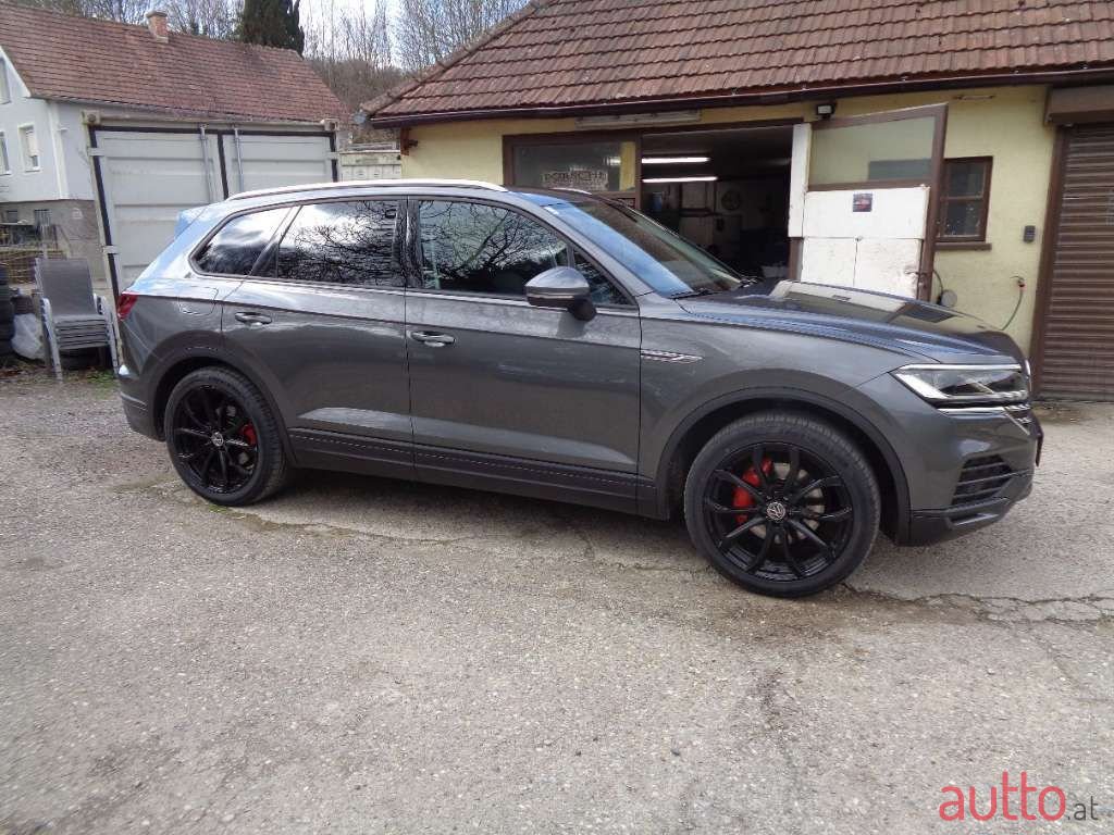 2019' Volkswagen Touareg photo #1