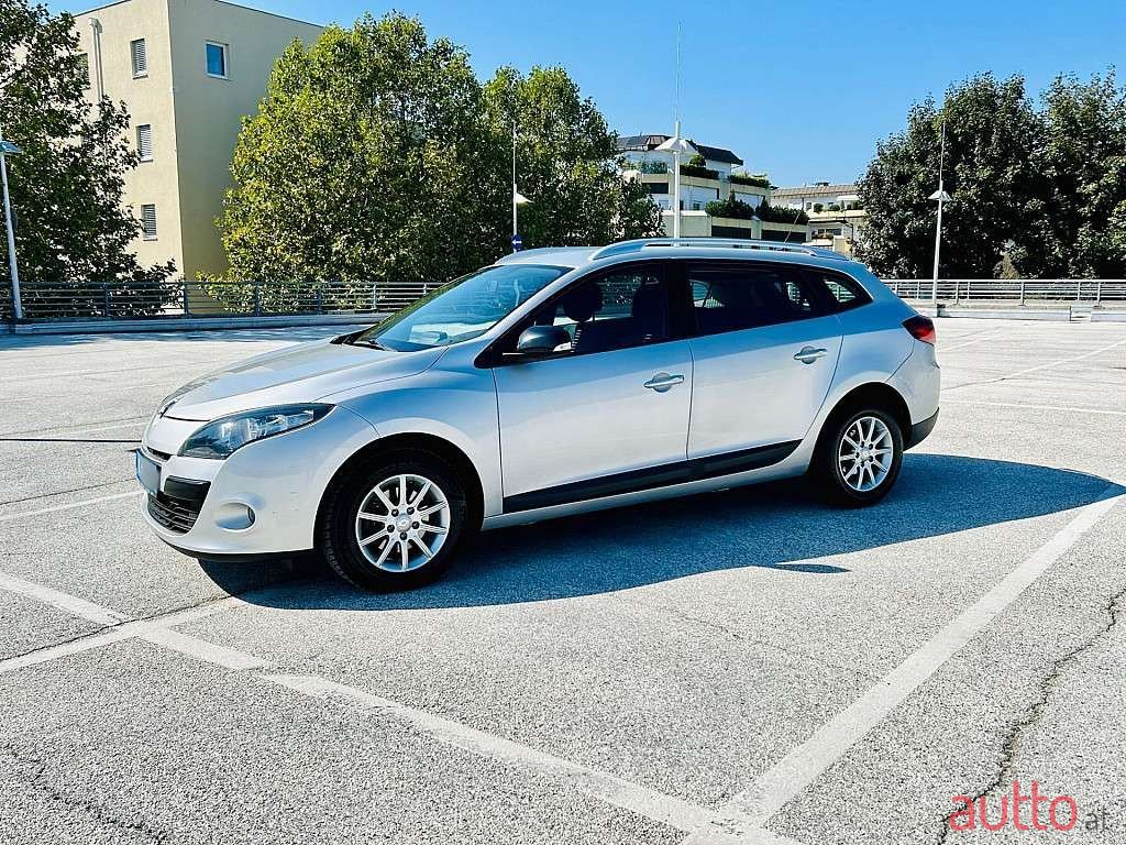 2011' Renault Megane photo #1