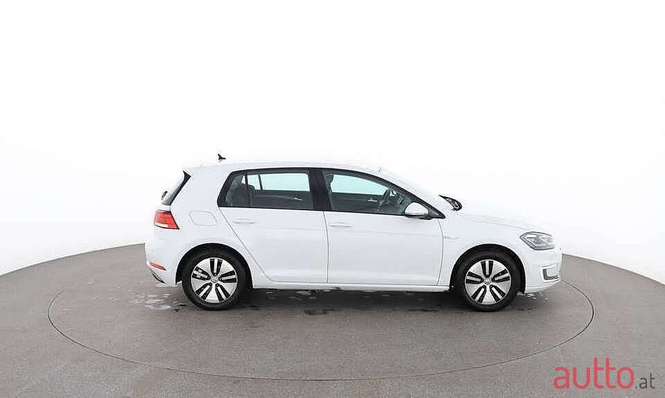2017' Volkswagen Golf photo #2
