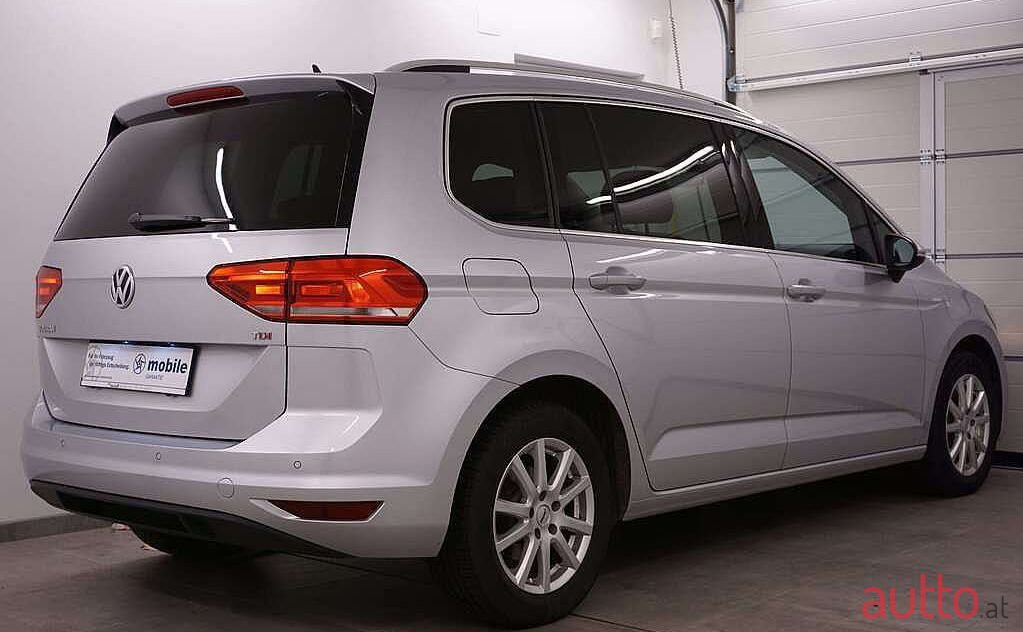 2017' Volkswagen Touran photo #2