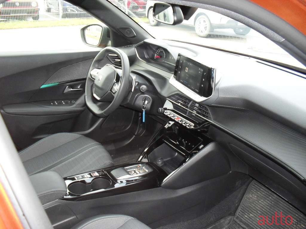 2023' Peugeot 2008 photo #6