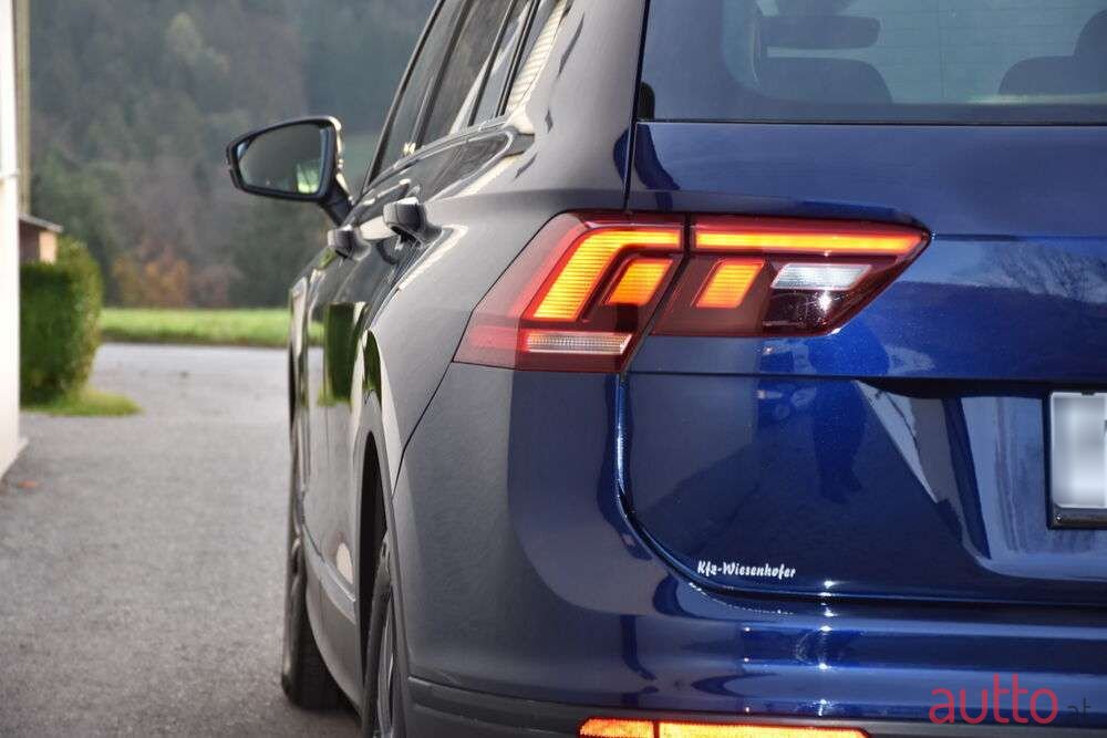 2018' Volkswagen Tiguan photo #6