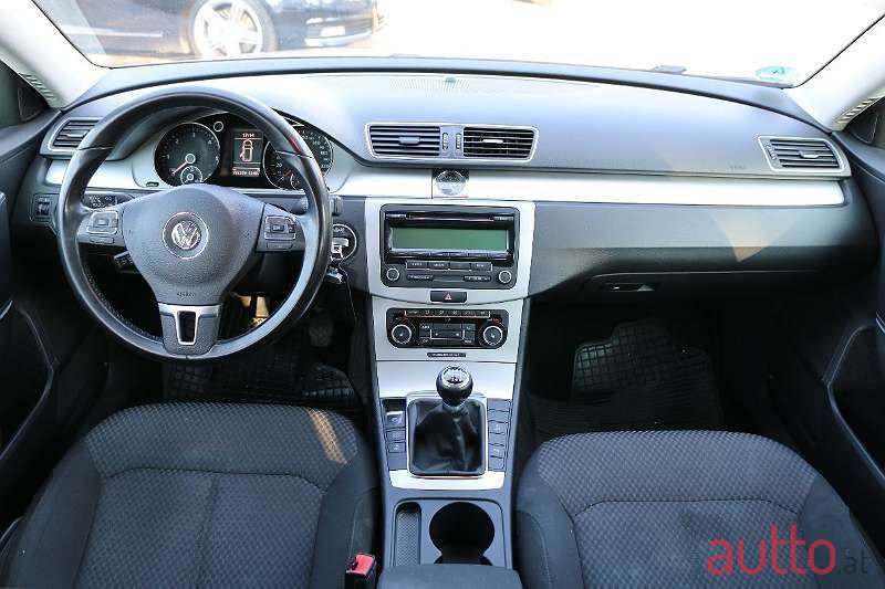 2011' Volkswagen Passat photo #6