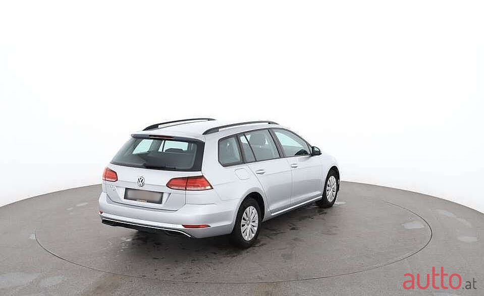 2019' Volkswagen Golf photo #3