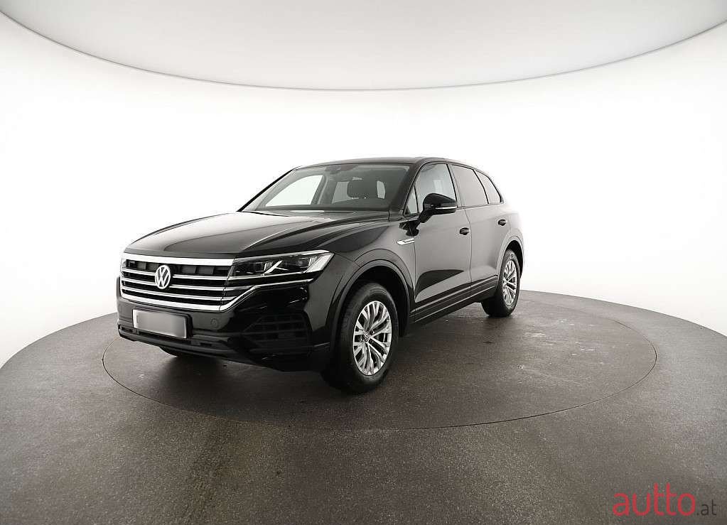 2019' Volkswagen Touareg photo #1