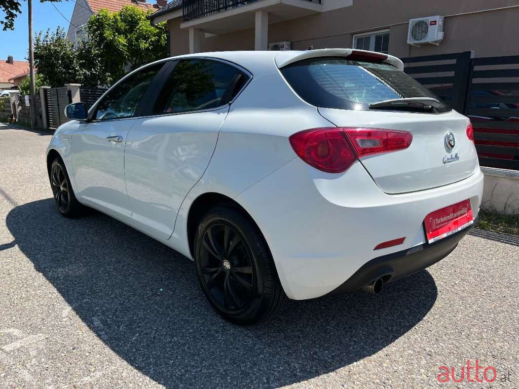 2011' Alfa Romeo Giulietta photo #2