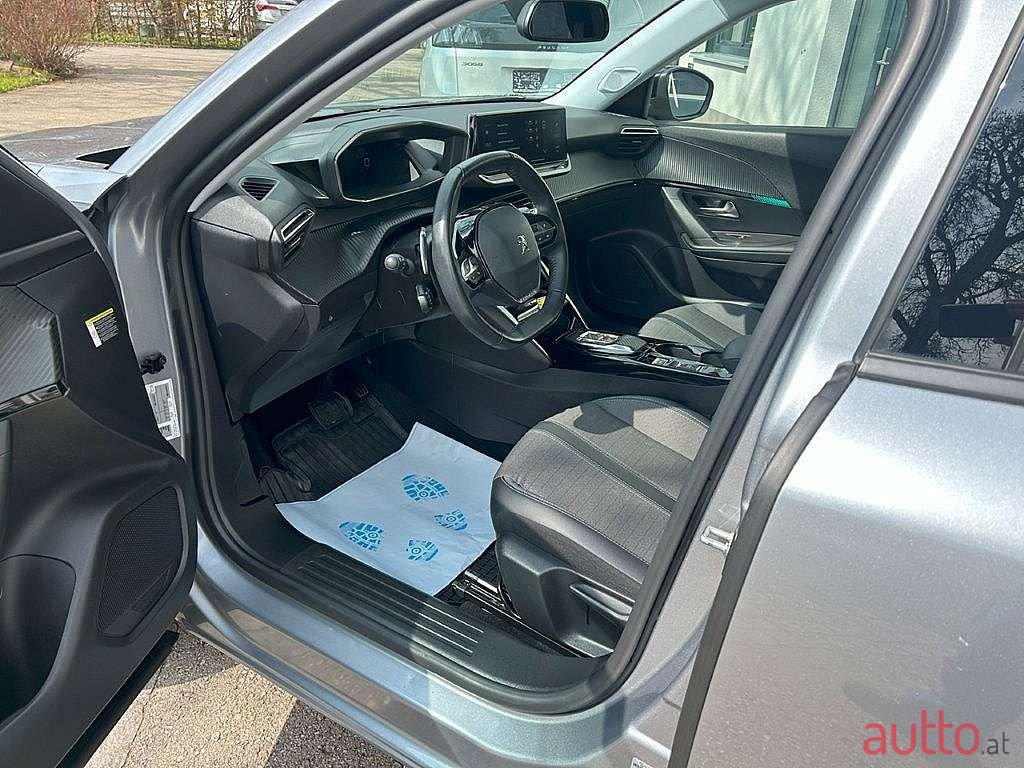 2022' Peugeot 2008 photo #6