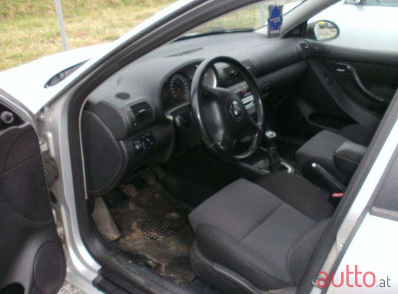 2003' SEAT Leon photo #2