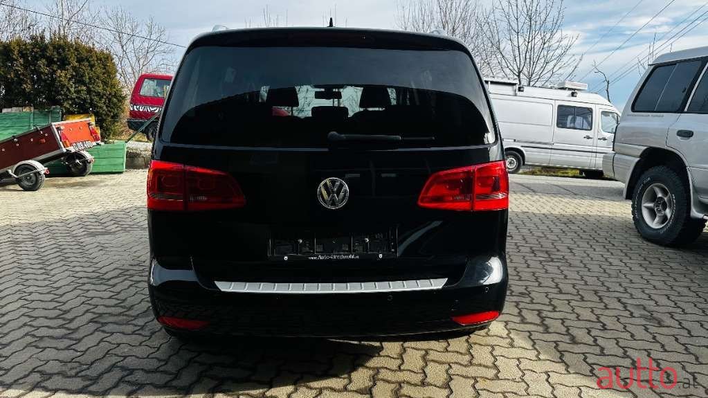 2011' Volkswagen Touran photo #3