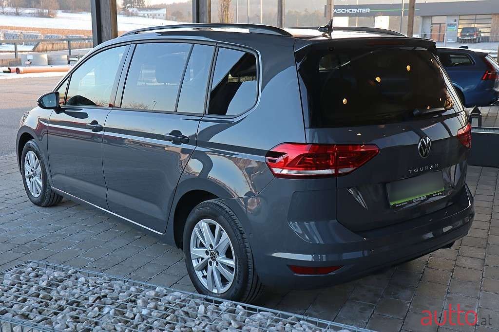 2022' Volkswagen Touran photo #3