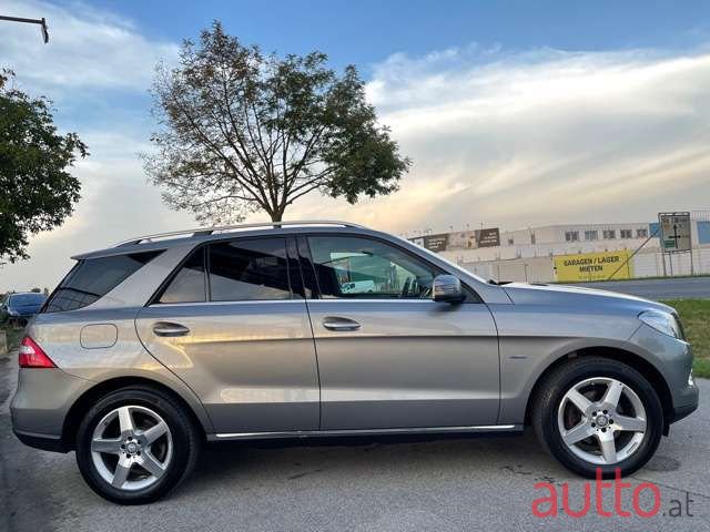 2011' Mercedes-Benz M-Klasse photo #4