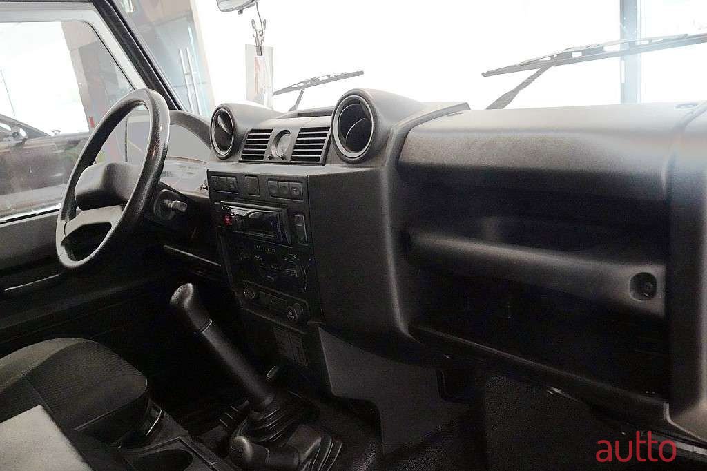 2016' Land Rover Defender photo #3