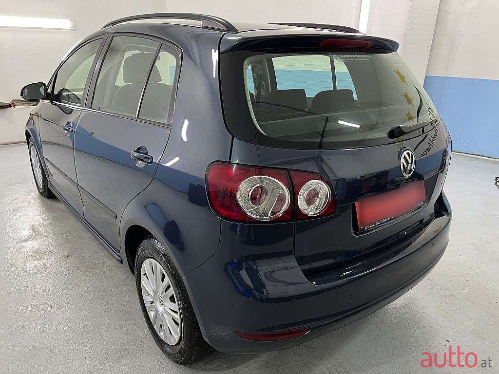 2009' Volkswagen Golf photo #3