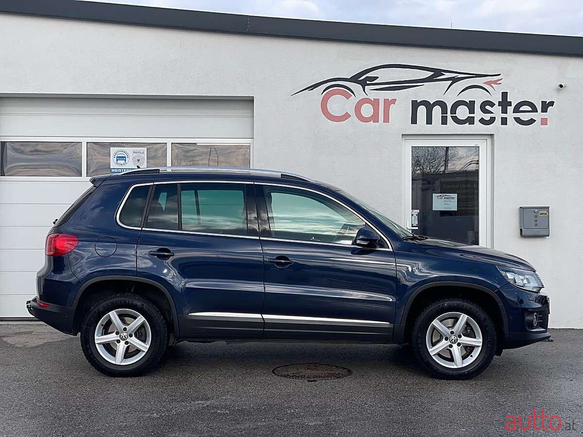2011' Volkswagen Tiguan photo #2