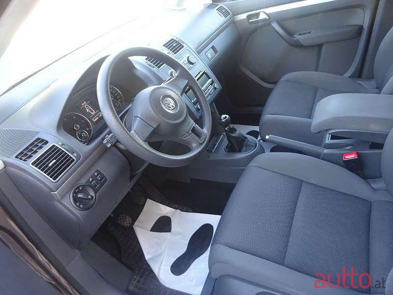 2012' Volkswagen Touran photo #3