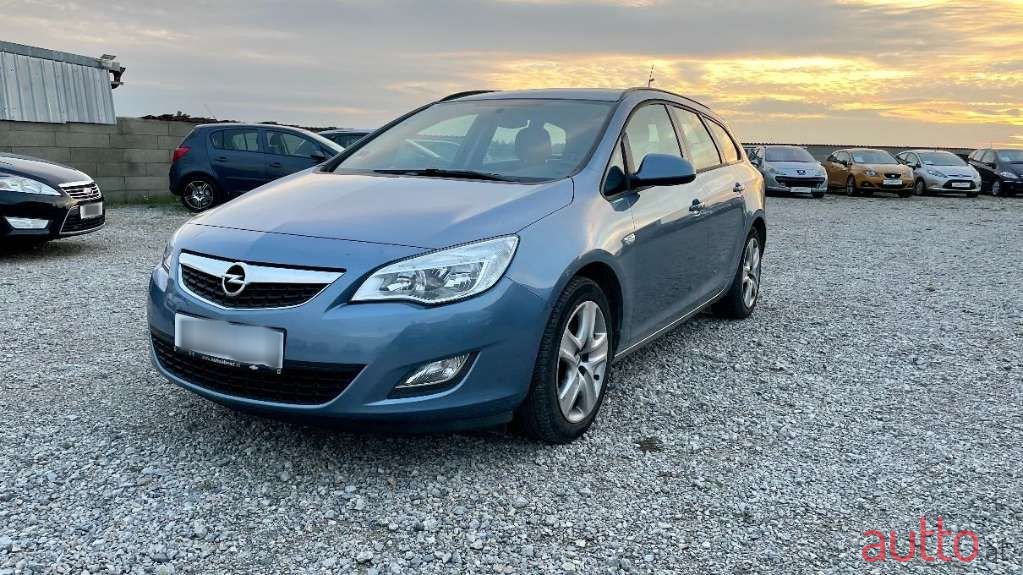 2011' Opel Astra photo #2