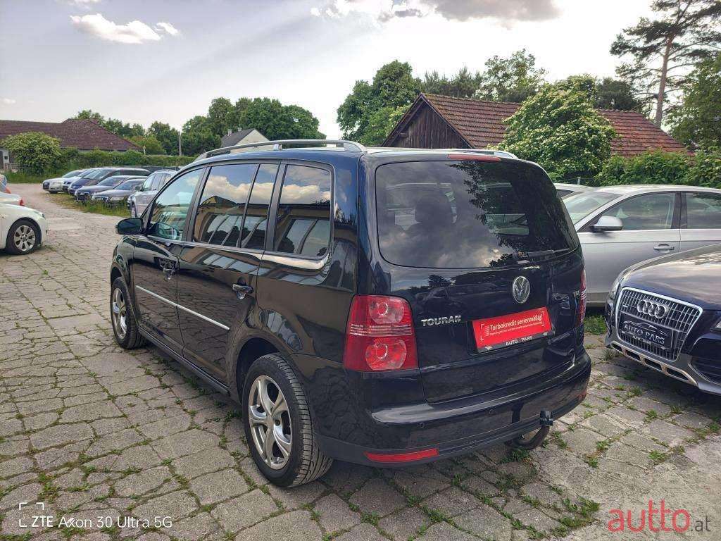 2008' Volkswagen Touran photo #6