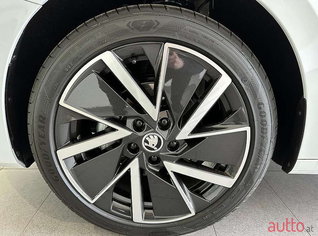 2023' Skoda Octavia photo #3